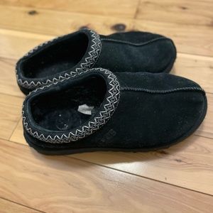 Black ugg slippers